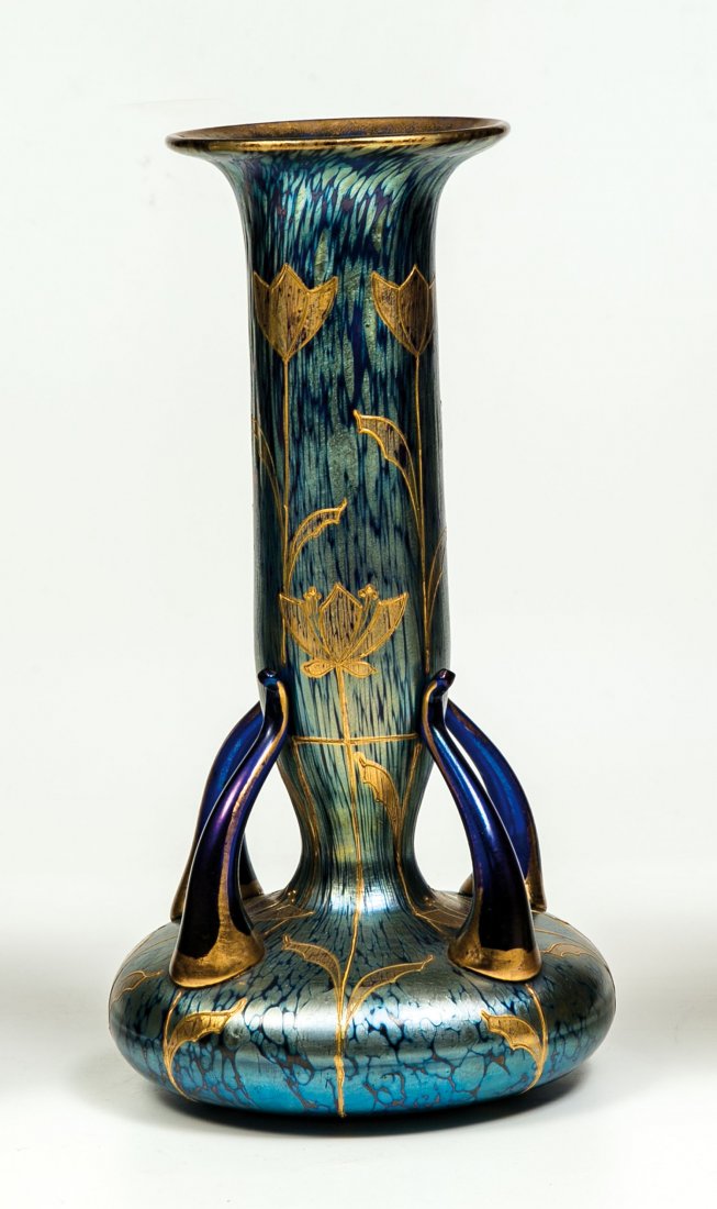 Henkelvase ''Cobalt Papillon'': Henkelvase ''Cobalt Papillon'' Loetz Wwe., Klostermühle, um 1898 Kobaltblaues Glas mit dichter silbergelber Kröselaufschmelzung. Umlaufend Dekor in Relief- und Poliergoldmalerei: Blüten mit Blattwe