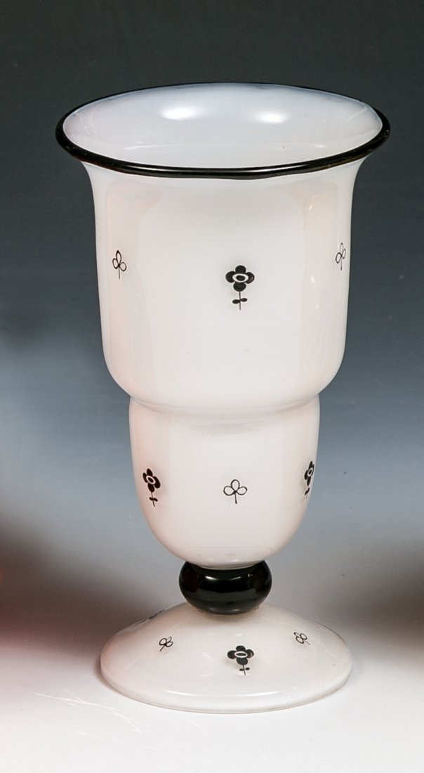 Fußvase: Fußvase Dagobert Peche (Entwurf), Loetz Wwe., Klostermühle (Ausführung), um 1915 Auf opalweißem Unterfang kräftige farblose Deckschicht mit stilisiertem Floraldekor in Schwarzlot. Mündungsrand u