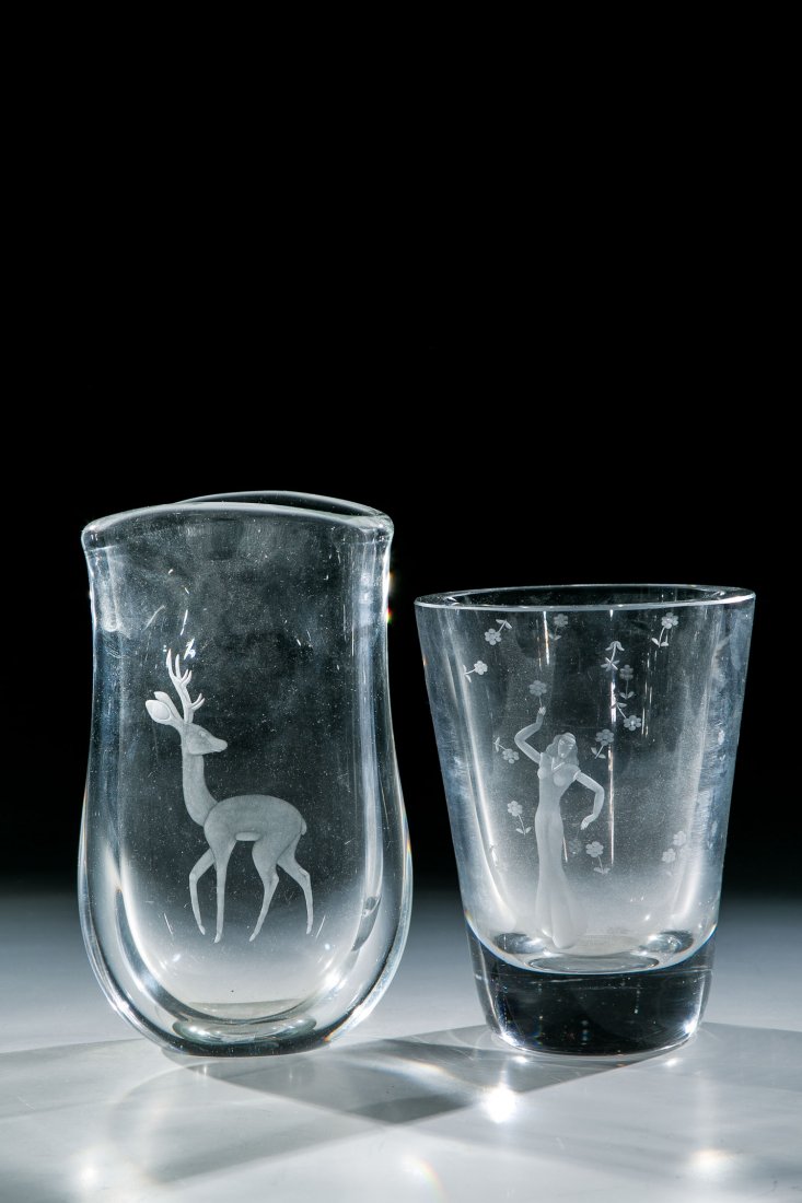 Zwei Vasen: Zwei Vasen Holmegaard und Glashütte Ekenäs, 50er/60er Jahre Farbloses dickwandiges Glas mit Gravurdekoren: Tänzerin zwischen Streublümchen und Hirsch. Unterseite in Gravur bez.: Holmegaard 14474-1