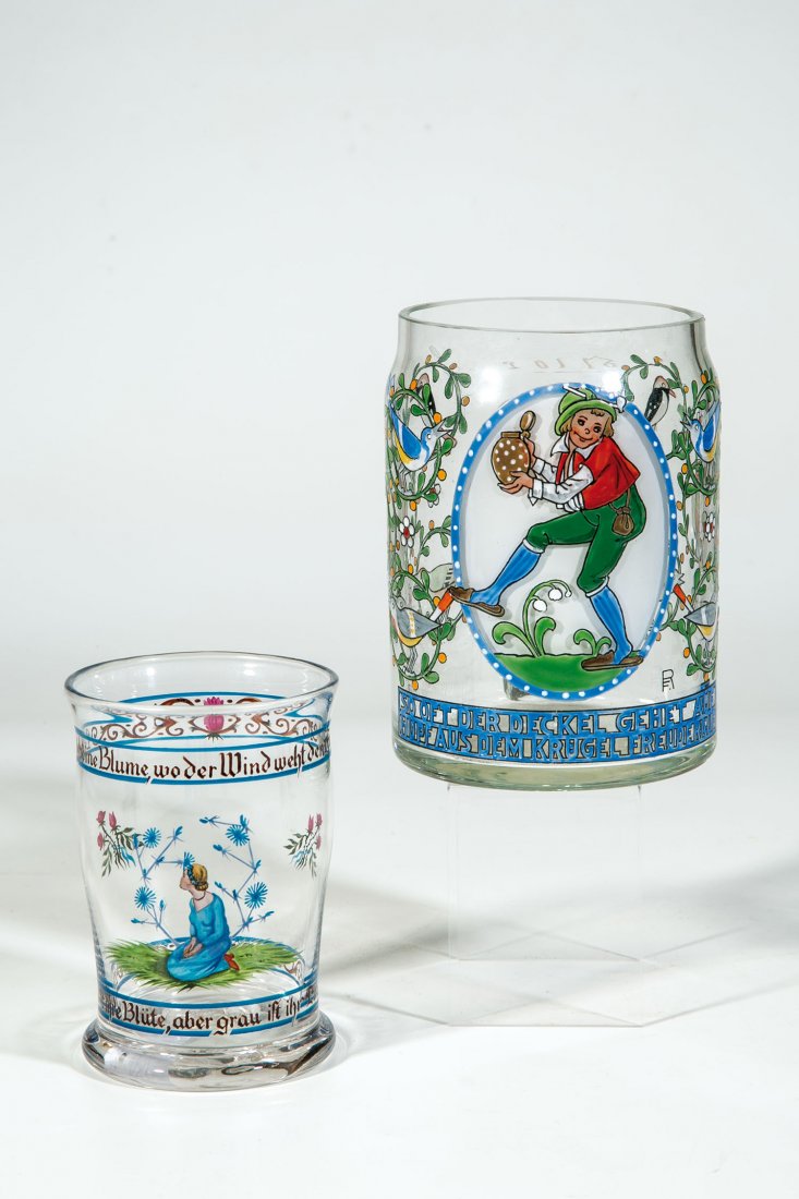 Krug und Bechervase: Krug und Bechervase Franz Ringer (Dekorentwurf), Max Fischbach, München, um 1920/25 Farbloses Glas mit bunten figürlichen und stilisiert floralen Opakemaildekoren mit entsprechenden Aufschriften. Kr