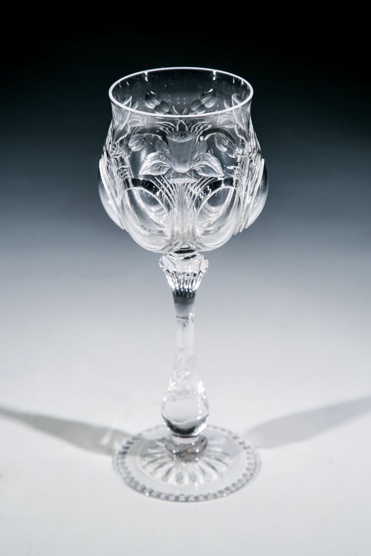 Weinglas: Weinglas Thomas Webb & Sons, Dennis Hall bei Stourbridge / Worcestershire, 1920er Jahre Farbloses Glas. Tellerfuß mit Schälschliff-Rosette und Punkt-Bordüre, am Ansatz verdickter Schaft mit geschni