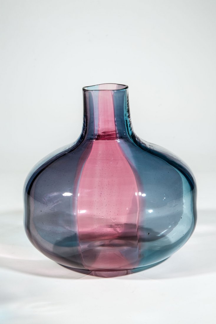 Vase ''a spicchi'': Vase ''a spicchi'' Fulvio Bianconi (Entwurf), Venini, Murano, um 1953 Farbloses Glas mit vertikaler Bandeinschmelzung in Violett, Goldrubinrosa und Aquamarinblau. Unterseite bez.: venini murano ITALIA