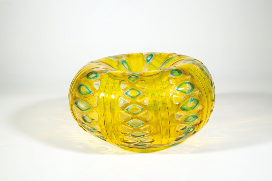 Bedeutende kürbisförmige Vase ''Transennati'': Bedeutende kürbisförmige Vase ''Transennati'' Anzolo Fuga (Entwurf), A.VE.M. (Arte Vetreria Muranese), Murano, 1962 Farbloses Glas mit aufgeschmolzenen gelben Bändern und blauen Murrine. Auf der Un