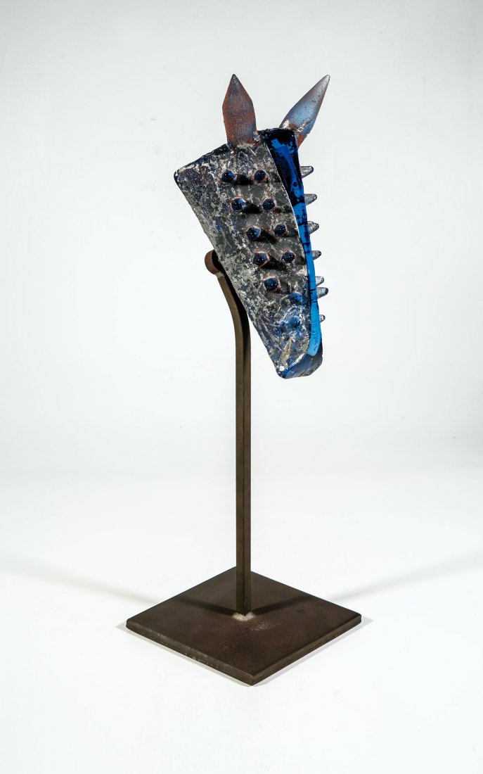 Objekt: Objekt Bertil Vallien für Kosta Boda Blaues Glas, formgeschmolzen. Partiell mit Platin bemalt und mit eisenroter Pulveraufschmelzung. In Gravur bez.: KOSTA BODA EDITION B. Vallien - 939008 7/12. Auf