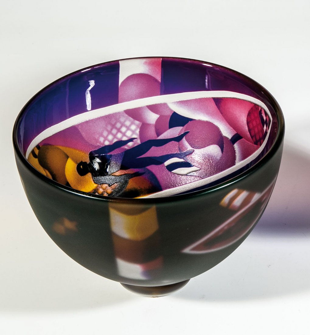 Vase: Vase Bertil Vallien für Kosta Boda Farbloses Glas mit Teilunterfängen in Gelb, Blau und Rot. Innenwanddekor in Sandstrahltechnik. Außenwandung und Fuß säuremattiert. Der angesetzte Fuß in Farblo