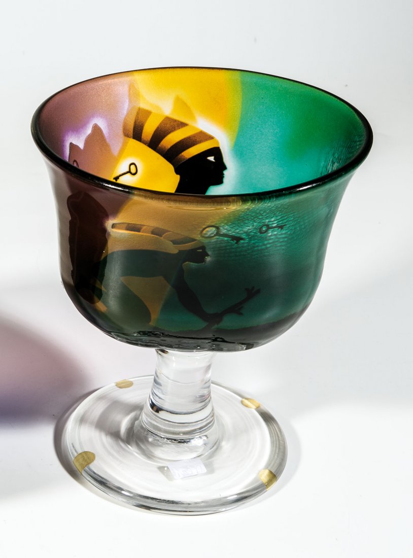 Fußvase: Fußvase Bertil Vallien für Kosta Boda Farbloses Glas mit Teilunterfängen in Gelb, Grün und Violett. Innenwanddekor in Sandstrahltechnik. Der angesetzte Fuß in Farblos. Unterseite in Vibrogravur b