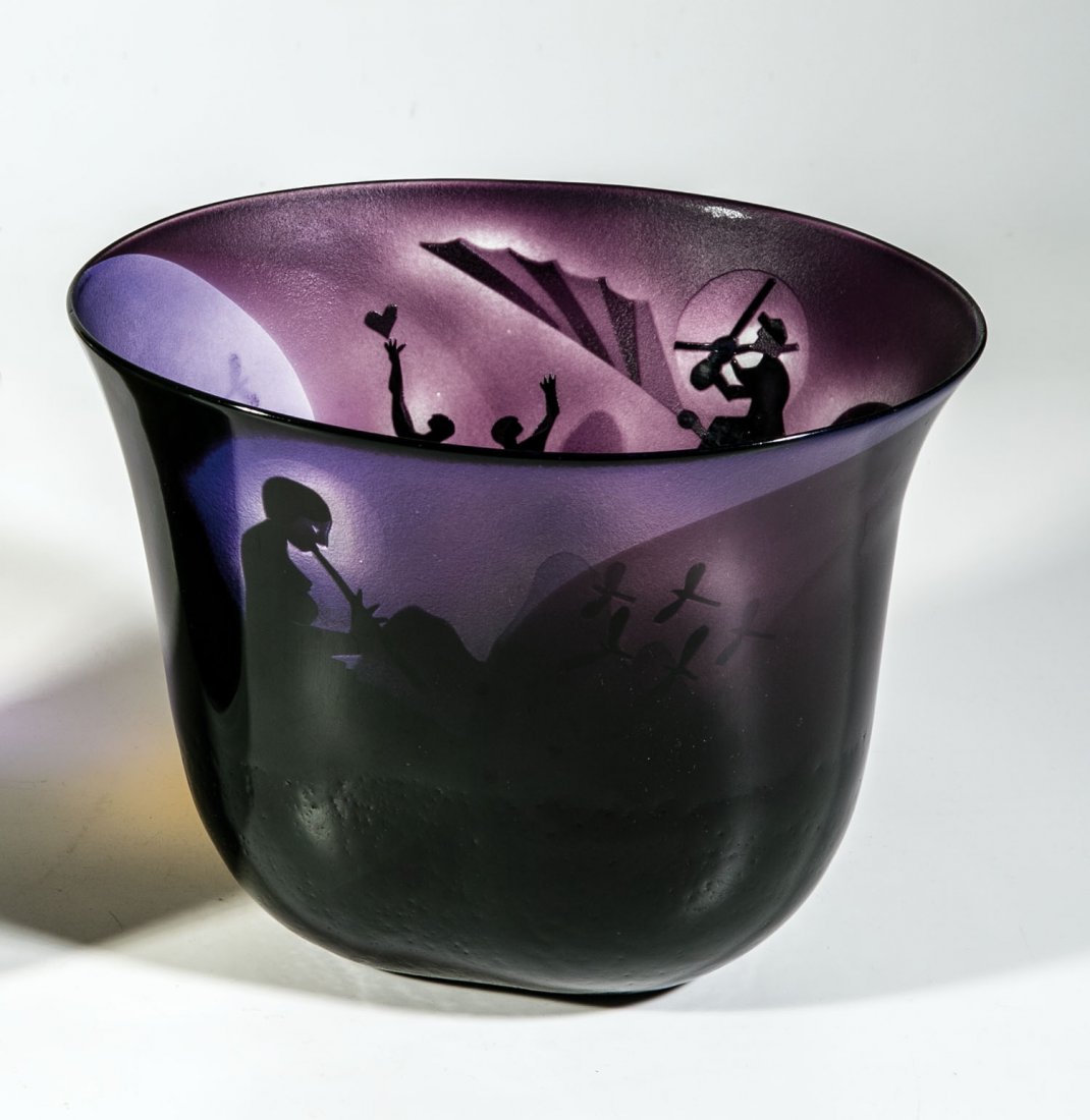 Vase: Vase Bertil Vallien für Kosta Boda Farbloses Glas mit Teilunterfängen in Lila und Violett. Innenwanddekor in Sandstrahltechnik. Außenwandung poliert. Unterseite in Vibrogravur bez.: Kosta Unik B. 2