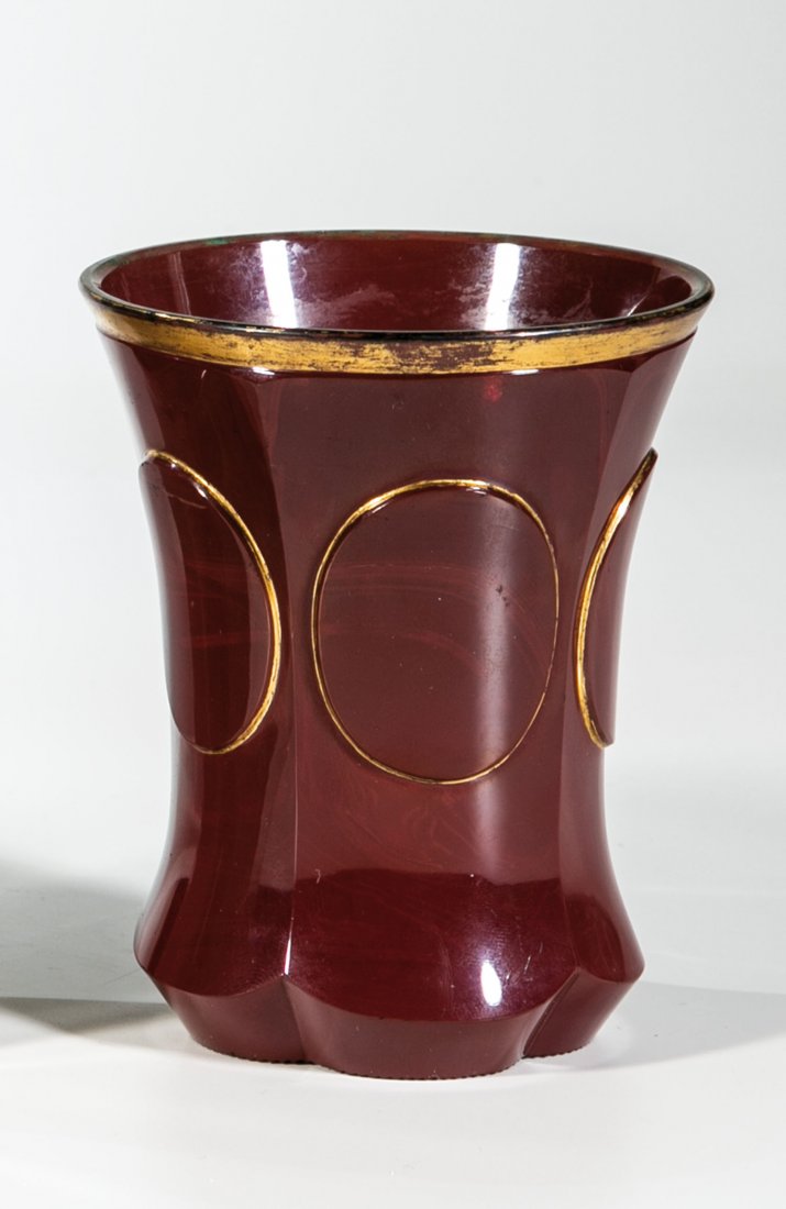 Lithyalinbecher: Lithyalinbecher Friedrich Egermann, Blottendorf bei Haida (Veredelung), Gräflich Harrach'sche Glasfabrik, Neuwelt (Glas), um 1830/35 Transparentes, grünes Glas, fünffach geschält. Im Querschnitt b