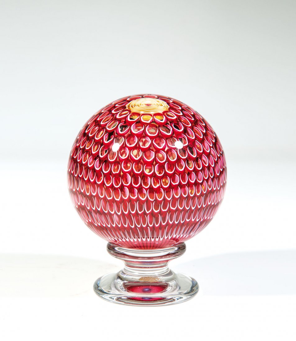 Großer Briefbeschwerer auf Fuß (Geländerknauf): Großer Briefbeschwerer auf Fuß (Geländerknauf) Saint Louis, 1977 Farbloses Glas. Um rotes Zentrum gelb-weißer Ring, darum zehn Ringe mit kleinen rot-weißen Kreisen, die Blüte einer Dahlie bilden
