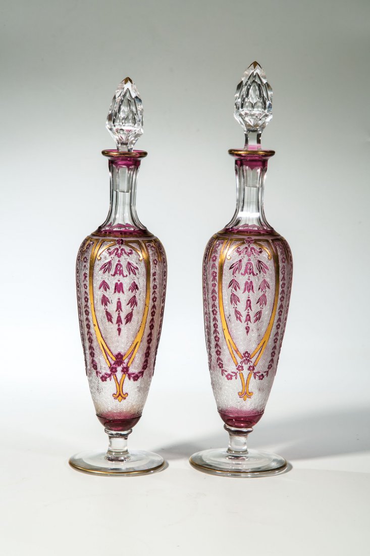 Paar Flakons: Paar Flakons Cristallerie de Saint-Louis, um 1910 Farbloses, violett überfangenes Glas mit umlaufendem Ätzdekor auf Sternenfond: hängende Blütengirlanden. Rahmende Ornamente vergoldet, Ränder ver