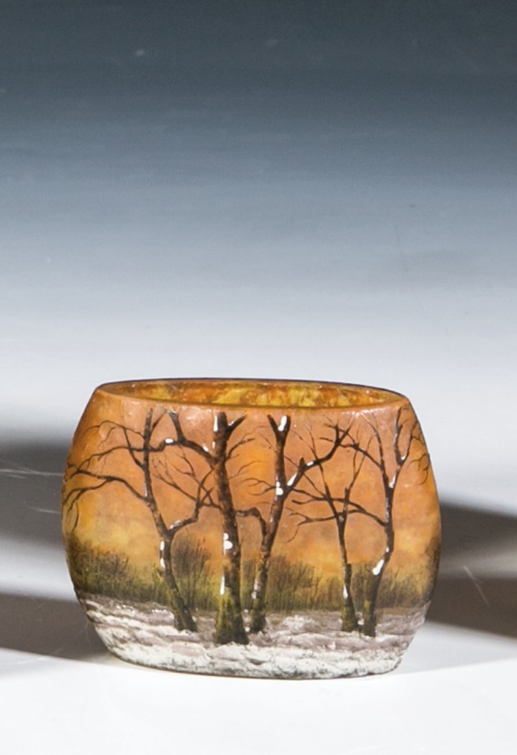 Miniaturväschen mit Winterlandschaft: Miniaturväschen mit Winterlandschaft Daum Frères, Nancy, um 1902 Farbloses Glas mit gelber und apricotfarbener Pulvereinschmelzung. Umlaufend reliefiert geätzter und in buntem Email bemalter Dekor: