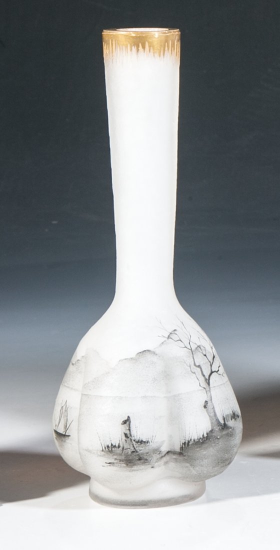 Enghalsväschen: Enghalsväschen Daum Frères, Nancy, um 1900 Farbloses Glas, innen mit Opalunterfang. Umlaufend mit Dekor in feiner Schwarzlotmalerei: Baumbestandene Seenlandschaft mit Segelboot. Korpus vierpassig ei