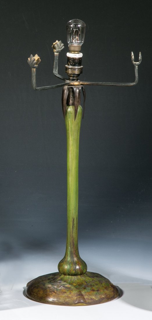 Lampenfuß: Lampenfuß Daum Frères, Nancy, 1910 - 1915 Farbloses Glas mit kröseliger Pulvereinschmelzung in Grün, Gelb, Orange und Braun. Wandung in Blankätzung bez.: DAUM NANCY mit Lothringer Kreuz. Elektrif