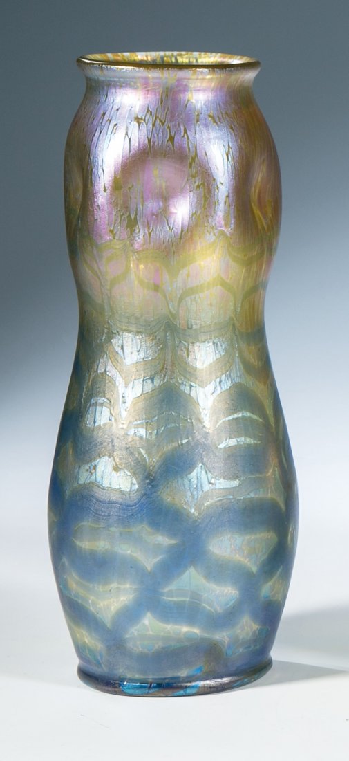 Vase ''Maxima'': Vase ''Maxima'' Loetz Wwe., Klostermühle, um 1904 Farbloses Glas mit silbergelber Kröselaufschmelzung sowie unregelmäßig aufgesponnenem blauem Faden. Mittig leicht eingezogener Korpus unterhalb de