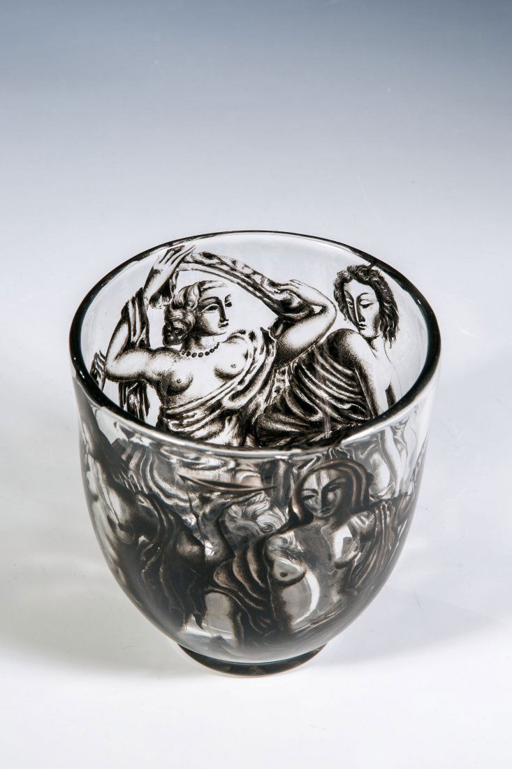 Vase mit weiblichen Halbakten: Vase mit weiblichen Halbakten Ena Rottenberg (Entwurf & Ausführung), J. & L. Lobmeyr, Wien, um 1925 Farbloses Glas mit Schwarzlotmalerei. Dekor: vier weibliche Halbakte. H. 11,8 cm Lit.: T. Bröhan,