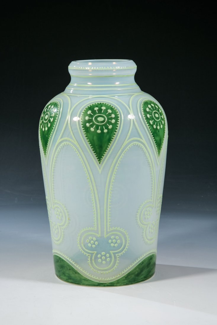 Vase: Vase Ludwig Sütterlin (Entwurf), Fritz Heckert, Petersdorf, 1901/02 Farbloses Glas mit weißlichem Opal unterfangen. Umlaufend Dekor in grünem Transparent- sowie grünlich weißem Reliefemail: Geome