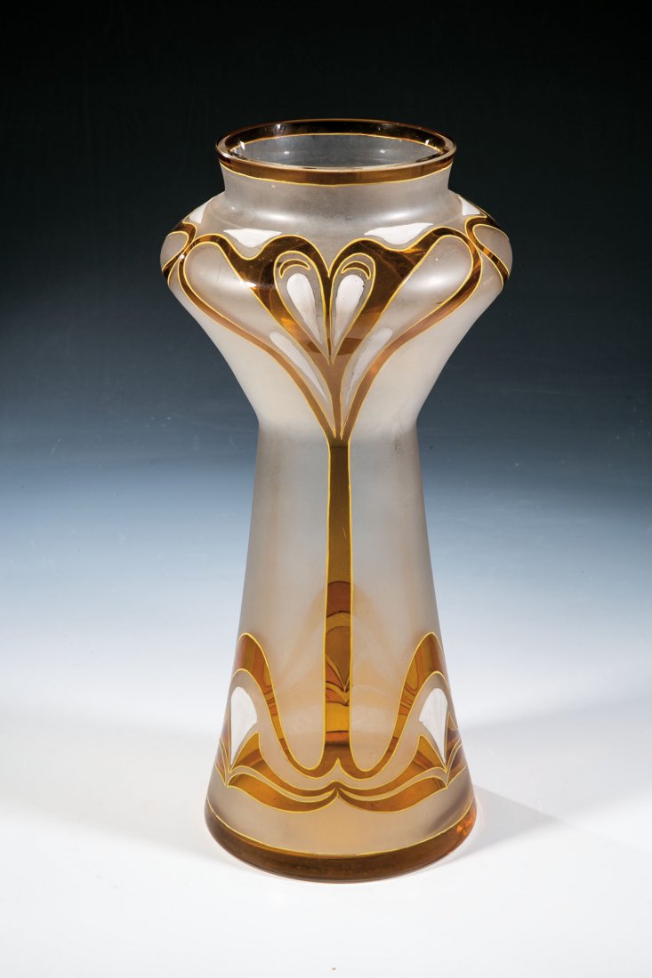Vase: Vase Ludwig Sütterlin (Entwurf), Fritz Heckert, Petersdorf, um 1900 Farbloses Glas. Umlaufend Dekor in gelber Beize sowie gelber und weißer Opakemailmalerei in dreifachem Rapport: stilisierte Orname