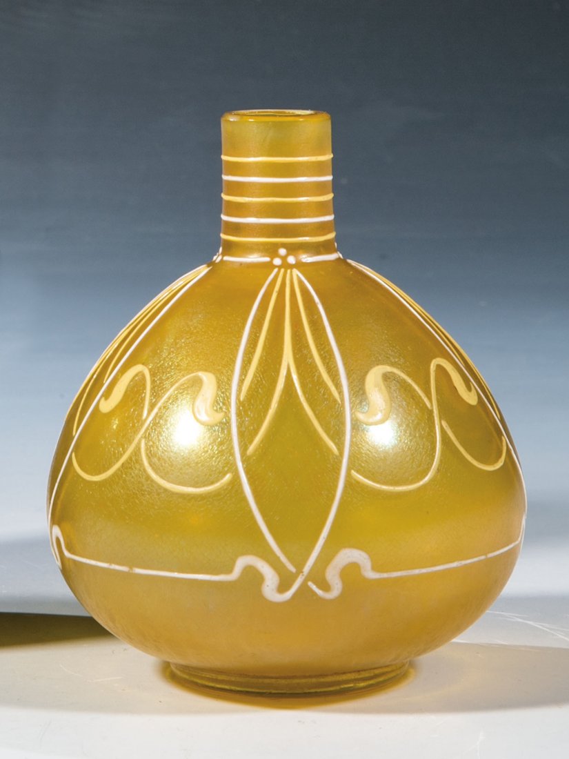 Väschen: Väschen Ludwig Sütterlin (Entwurf), Fritz Heckert, Petersdorf, um 1900 Honiggelbes Glas. Umlaufend mit ornamentalem Liniendekor in weißem und gelbem Reliefemail. Kräftig irisiert. H. 10 cm