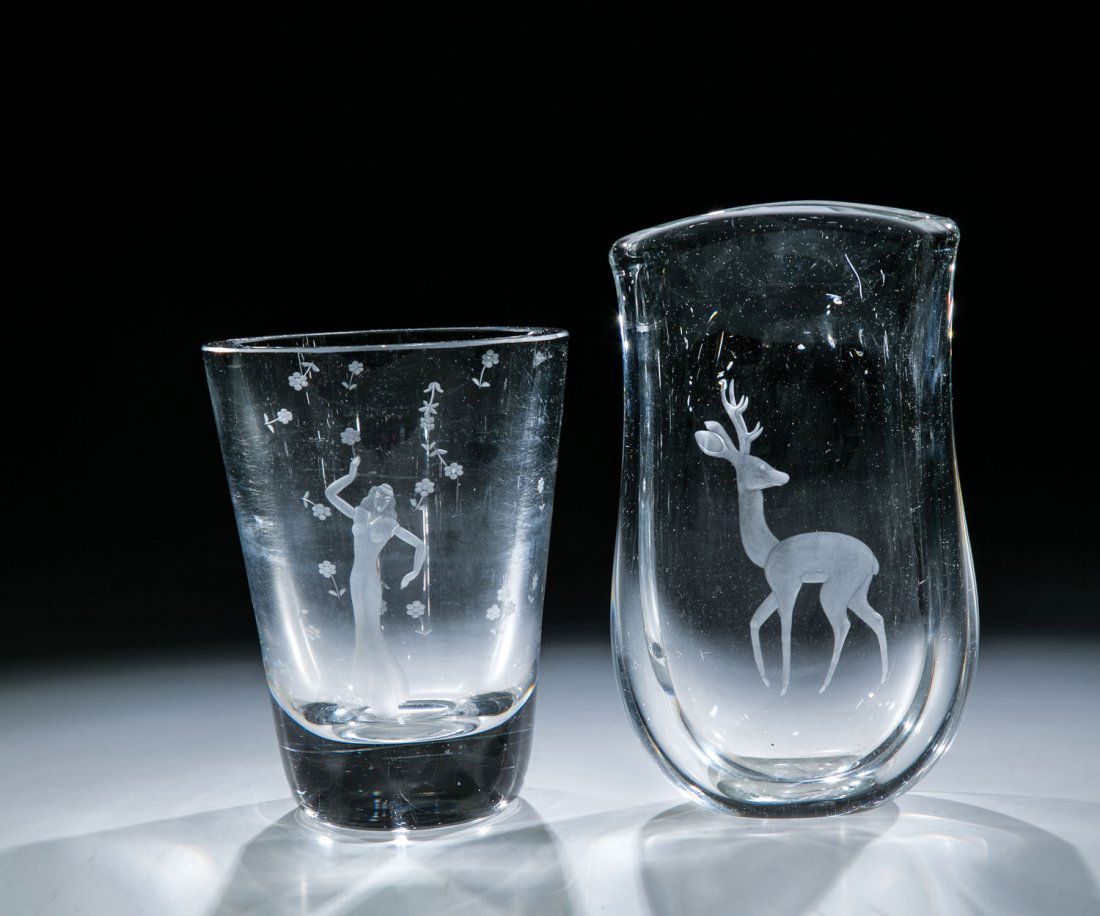 Zwei Vasen: Zwei Vasen Holmegaard und Glashütte Ekenäs, 50er/60er Jahre Farbloses dickwandiges Glas mit Gravurdekoren: Tänzerin zwischen Streublümchen und Hirsch. Unterseite in Gravur bez.: Holmegaard 14474-1