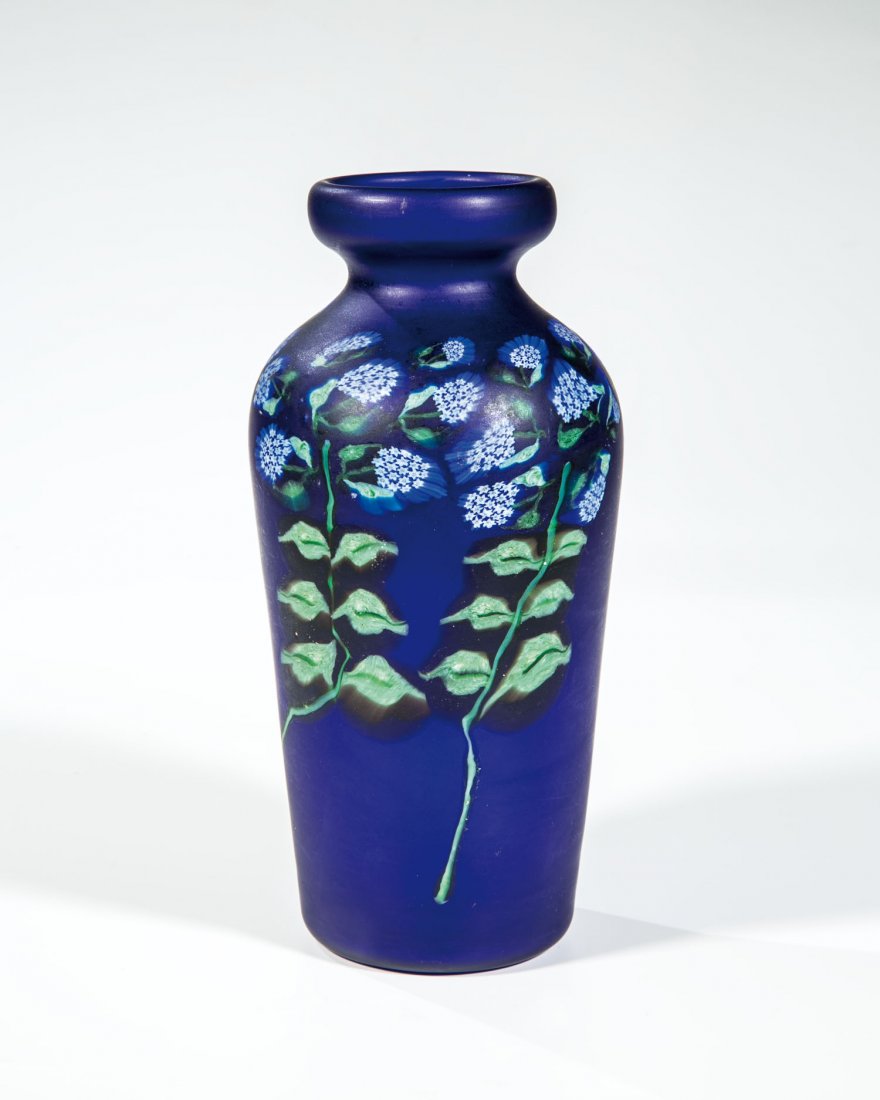 Vase ''a murrine floreali'': Vase ''a murrine floreali'' Fratelli Toso, Murano, 1910-1920 Kobaltblaues Glas mit mehrfarbigen blütenförmigen Einschmelzungen. Oberfläche säuremattiert. H. 19 cm Lit.: M. Heiremanns, Murano Glass