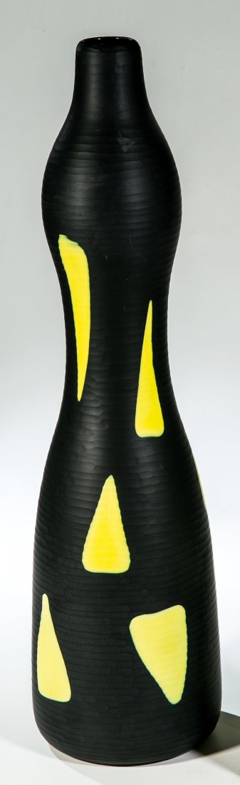 Große Vase aus der Serie ''Arsos'': Große Vase aus der Serie ''Arsos'' Alessandro Mendini (Entwurf), Venini, Murano, um 1987/88 Opak schwarzes Glas mit gelben Einschmelzungen. Die gesamte Oberfläche in mattem Olivenschliff ('battuto')