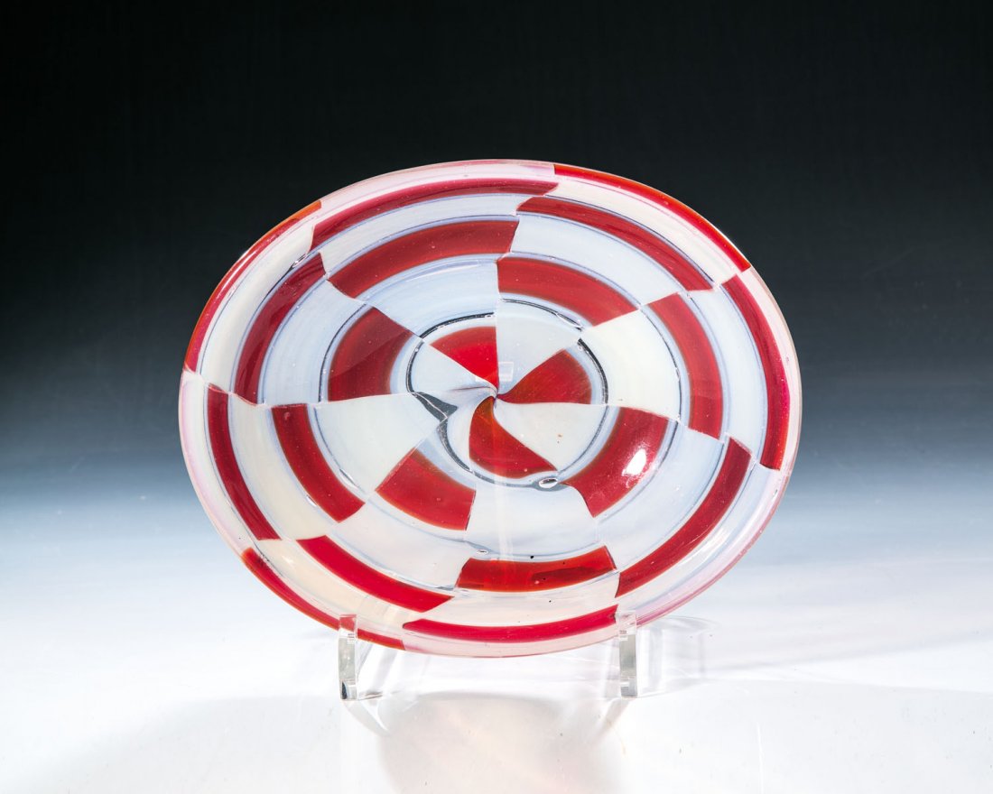 Schale ''Pezzato'': Schale ''Pezzato'' Ercole Barovier (Entwurf), Barovier & Toso, Murano, 1956 Farbloses Glas mit alternierend eingeschmolzenen Glasplättchen ('tessere') in Weißopal ('lattimo') und Rot. D. 22,5 cm Lit