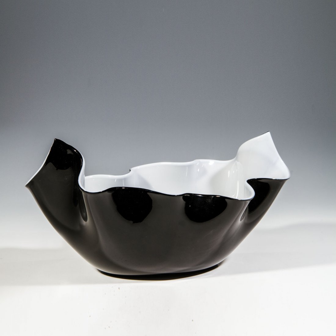 Große Taschentuch - Vase (sog. ''Fazzoletto''): Große Taschentuch - Vase (sog. ''Fazzoletto'') Fulvio Bianconi (Entwurf), Venini, Murano, 1949 Schwarzes Glas, innen opak weiß unterfangen. Unterseite in Vibrogravur bez.: venini 2007 - 236/499. H.