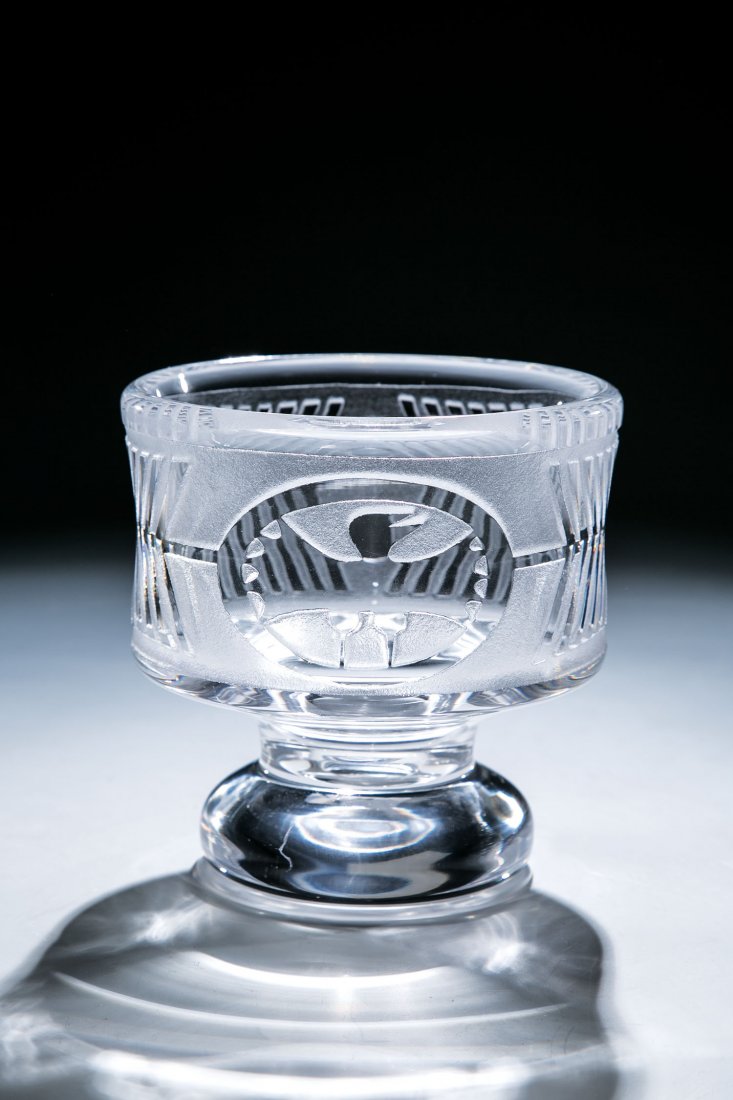 Fußvase: Fußvase Bertil Vallien (Entwurf), Boda - Afors, 60er/70er Jahre Farbloses Glas. Sandgestrahlter abstrakter Dekor. Unterseite in Gravur bez.: B. Vallien Boda-Afors V 170:135. H. 13 cm