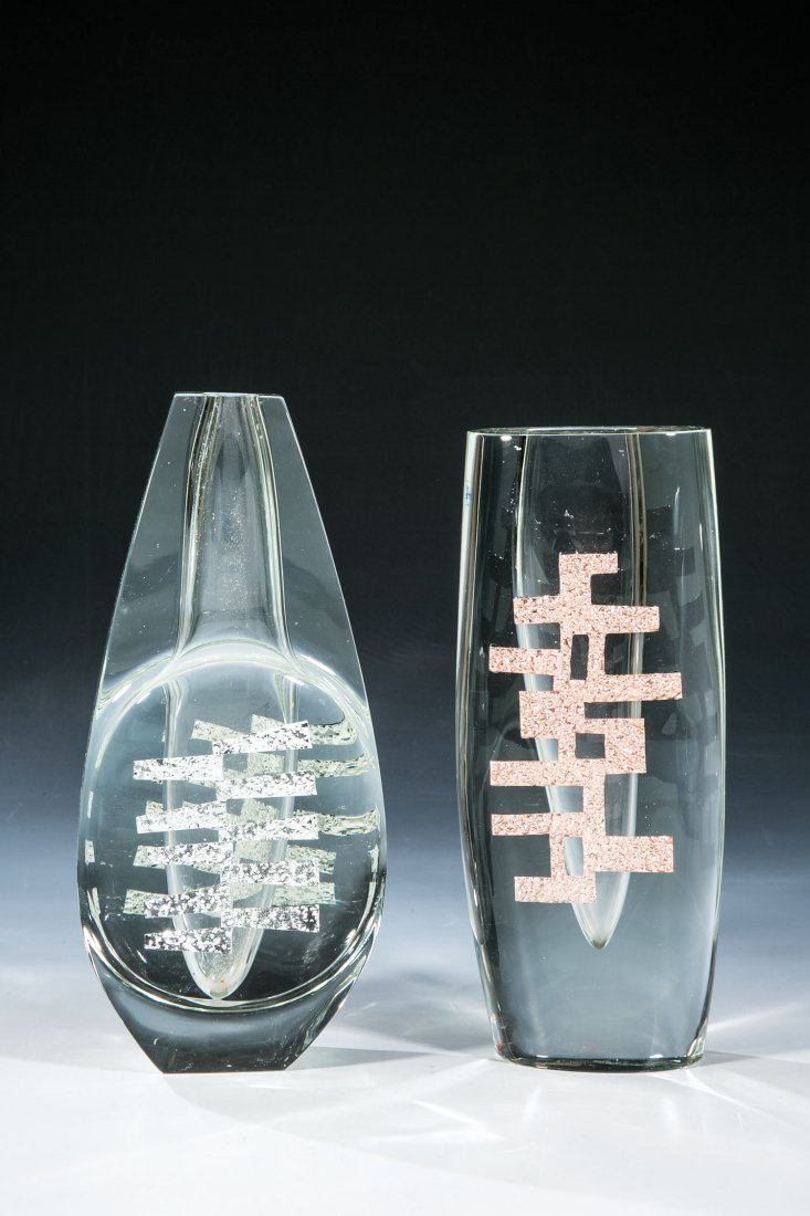 Zwei Vasen: Zwei Vasen Oldrich Lipský, 1964 Farbloses Glas mit Metallfolieneinschmelzung, geschliffen und poliert. Am Boden in Diamantriß bez.: Lipský 1964 bzw. O. Lipský 1964. H. 24 cm bzw. 22 cm Erworben vo