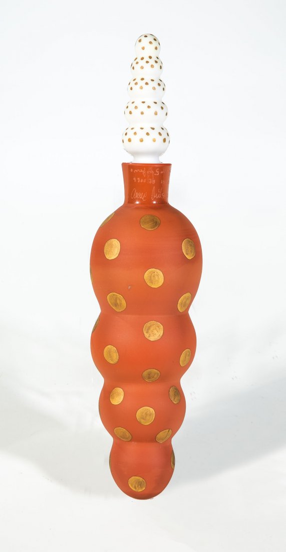 Flakon: Flakon Anne Nilsson, Orrefors, 1992 Farbloses Glas mit terrakottafarbenen Überfang. Stöpsel aus Milchglas. Goldmalerei. An der Mündung bez.: Orrefors Gallery 92 998078 14-50 Anne Nilsson. L. 23 cm