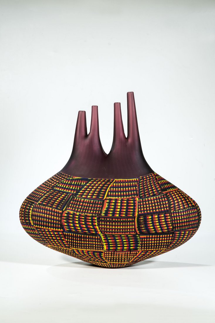 Vasenobjekt: Vasenobjekt Davide Salvadore, um 2005 Violettes Glas, mit eingeschmolzenen Glasplättchen in den Farben Blau, Gelb und Rot, in 'incalmo'- Technik verschmolzen. Die Oberfläche partiell mit matt belass