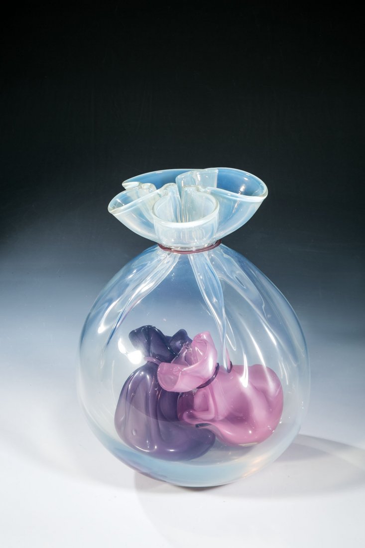 Objekt ''Bagged Bags'': Objekt ''Bagged Bags'' John Littleton & Kate Vogel, 1982 Farbloses Glas, mit opalisierenden Unterfängen in Weiß, Rosa und Violett, frei geblasen und geformt, verschmolzen. Unterseite in Diamantriß