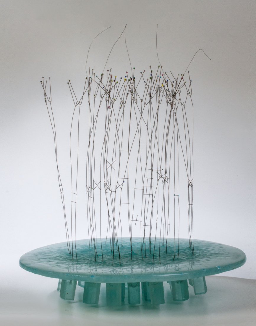 Objekt ''Frozen flowers in the field'': Objekt ''Frozen flowers in the field'' Jarda Matous, 2001 Hellgrünes, stark blasiges Glas, formgeschmolzen, partiell geschliffen und poliert. Draht und farbige Glasperlen. D. 35,5 cm