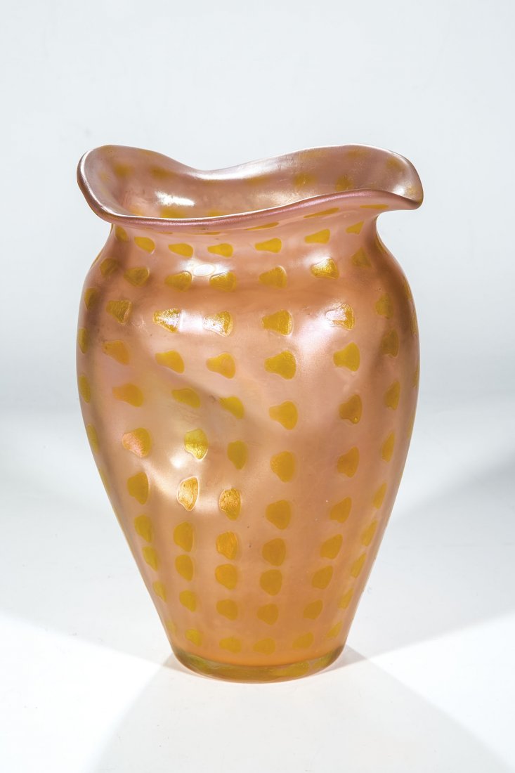 Vase: Vase Loetz Wwe., Klostermühle, um 1905 Auf hell lachsfarbenem Opalunterfang farblose Deckschicht mit umsponnenem Faden in Silbergelb, im sechzehnteiligen Rippenmodel zu Tupfenreihen getrennt. Die eif