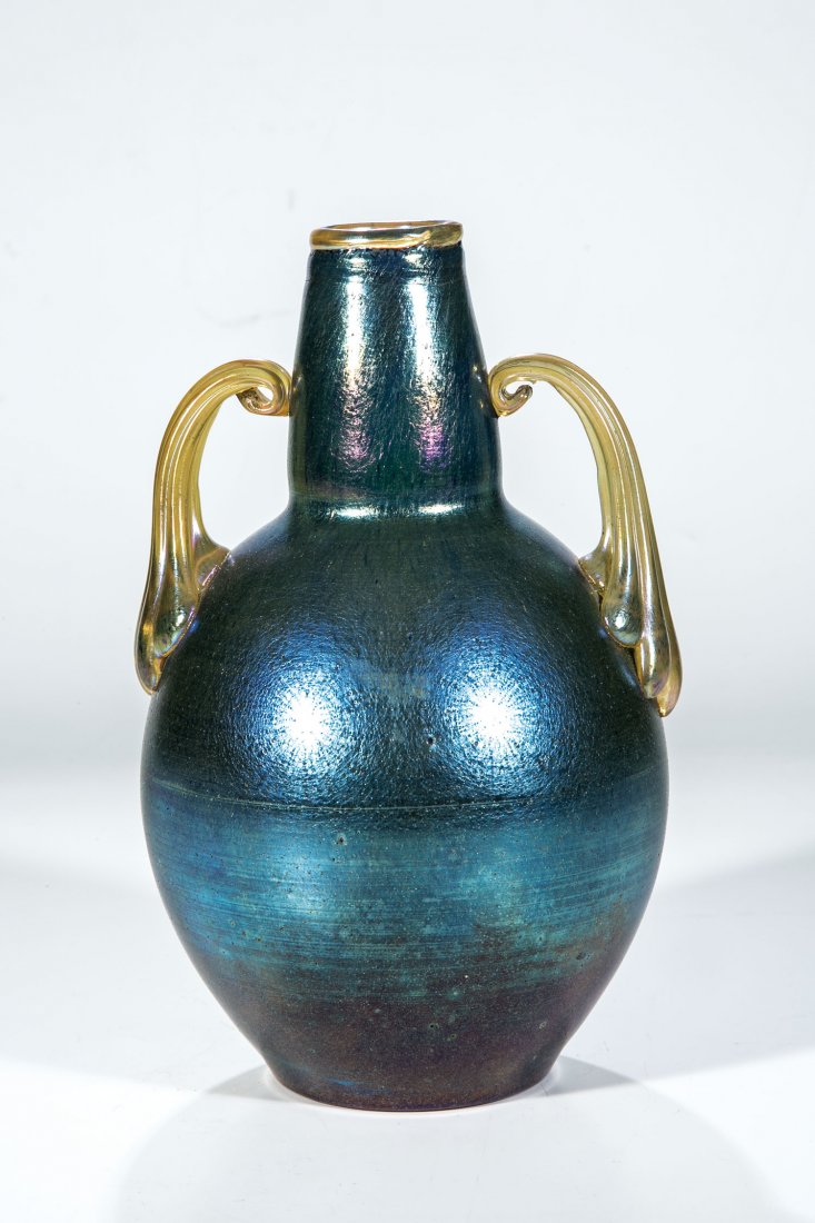 Doppelhenkelvase ''Cobalt Norma'': Doppelhenkelvase ''Cobalt Norma'' Loetz Wwe., Klostermühle, 1900/01 Blaues Glas, applizierte Henkel sowie Mündungring mit silbergelber Pulveraufschmelzung. Matt irisiert. H. 21 cm Lit.: Glasmuseum P