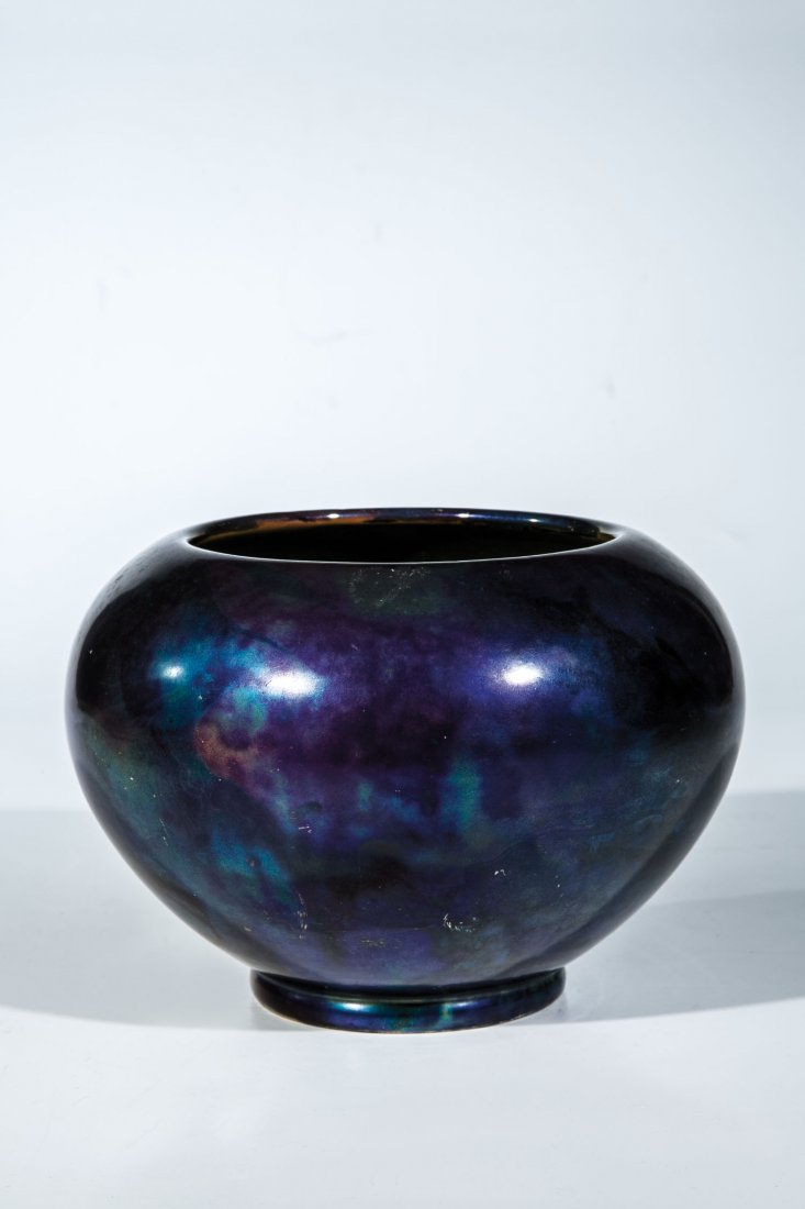 Vase: Vase L. Mattyasovszky-Zsolnay (Formentwurf), Vilmos Zsolnay, Pècs, um 1910 Porzellan-Fayence mit Eosin. Lüstriert. Reliefmarke, 644 (eingestempelt). H. 12,5 cm Lit.: Ausst.- Kat.: Zsolnay - Ungarisc