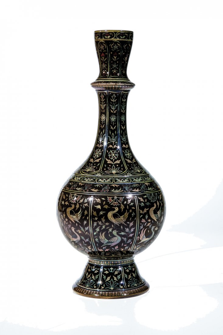 Vase: Vase Vilmos Zsolnay, Pécs, um 1895 Porzellan-Fayence mit Eosin. Umlaufend rapportierender Dekor: Vogel- und Pflanzenstilisation. Eosin-Farbstempel, ZSOLNAY PÈCS (eingestempelt), Modell-Nr. 4292 (ger