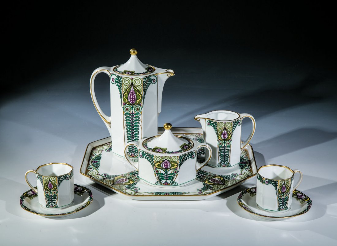 Seltenes Tête à tête Moritz Zdekauer, Altrohlauer: Seltenes Tête à tête Moritz Zdekauer, Altrohlauer Porzellanfabriken AG, um 1910 Bestehend aus: Kaffeekanne, zwei Tassen mit Untertassen, Sahnekännchen, Zuckerdose und Tablett. In umlaufendem Rappo