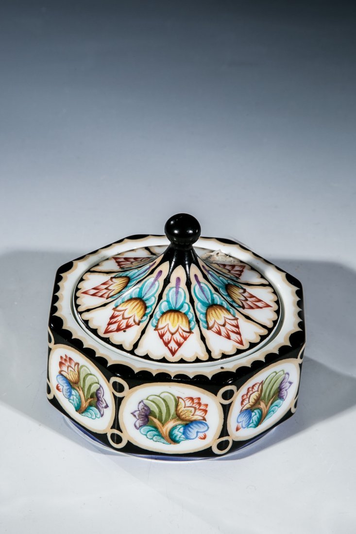 Deckeldose: Deckeldose Moritz Zdekauer, Altrohlauer Porzellanfabriken AG, 20er Jahre Reich dekoriert mit Blüten- und Blattstilisation in farbiger Aufglasurmalerei. Unterglasurgrüner Manufakturstempel, Modell-Nr