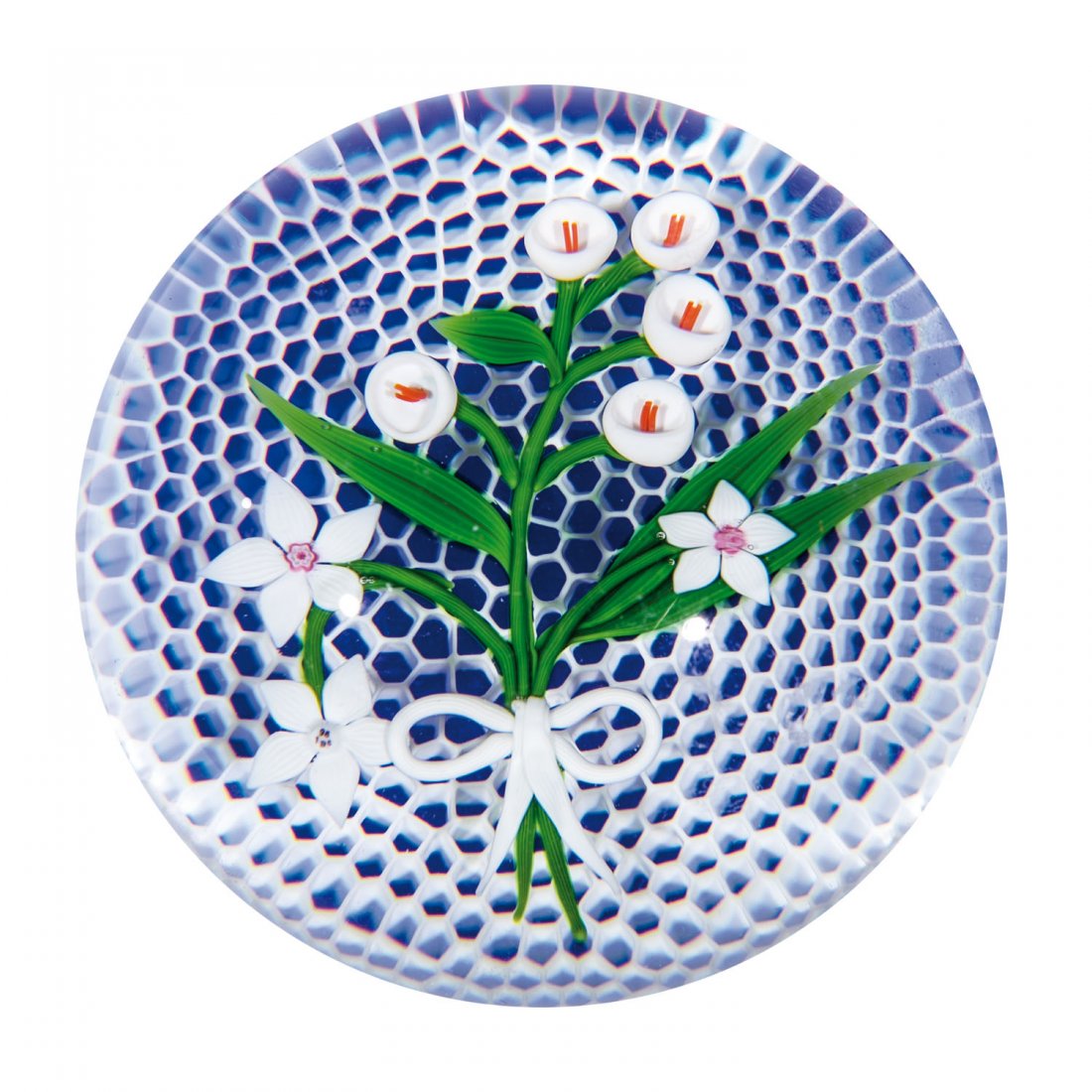 Briefbeschwerer: Briefbeschwerer Baccarat, 1986 Über wabenartigem Latticinopolster auf kobaltblauem Fond Blumenstrauß mit Schleife. Signaturstab ''B 1986''. Boden mit Firmenätzstempel und Bez. 91/200 1986. Original