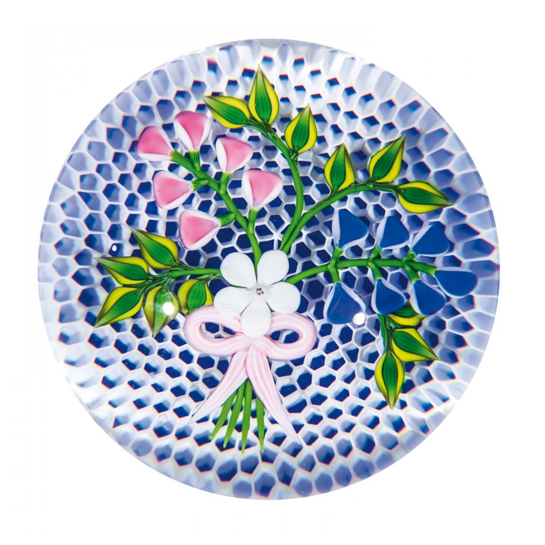 Briefbeschwerer: Briefbeschwerer Baccarat, 1986 Über wabenartigem Latticinopolster auf kobaltblauem Fond von einer Schleife zusammengehaltener Blumenstrauß. Signaturstab ''B 1986''. Boden mit Firmenätzstempel und B