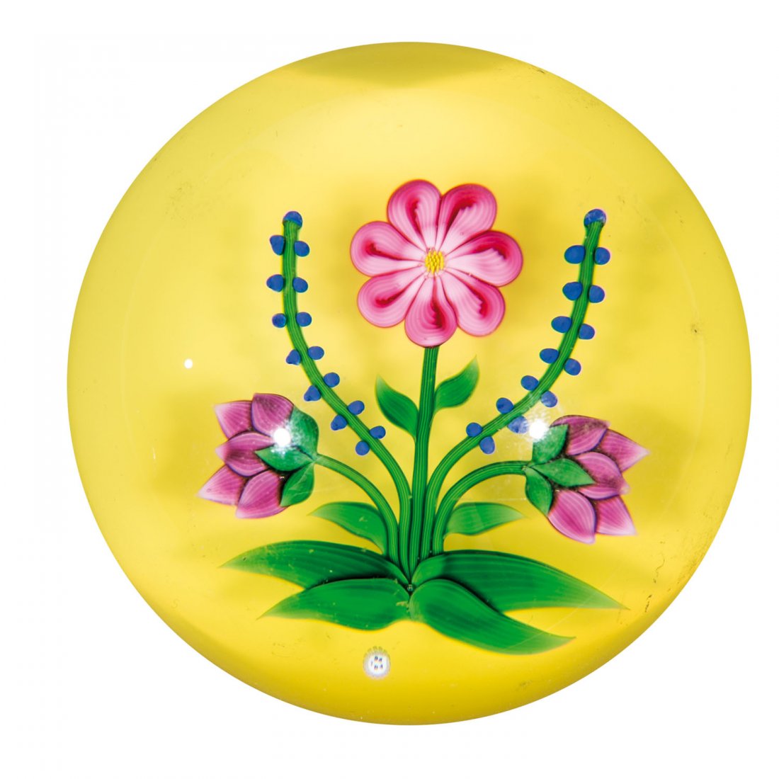 Briefbeschwerer mit Blumenstrauß: Briefbeschwerer mit Blumenstrauß Baccarat, 1988 Auf Milchglaspolster mit gelbem Überfang Blumenstrauß mit rosafarbenen und blauen Blumen. Signaturstab ''B 1988''. Boden mit Manufakturätzstempel un