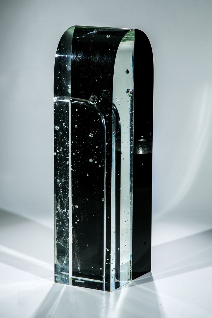 Objekt: Objekt Petr Hora, 1989 Zweiteiliges Glasobjekt. Farbloses und schwarzviolettes, blasiges Glas, formgeschmolzen, geschliffen und poliert. Ein Teil in Diamantriß signiert.: Petr Hora '89. H. je 47,5 cm