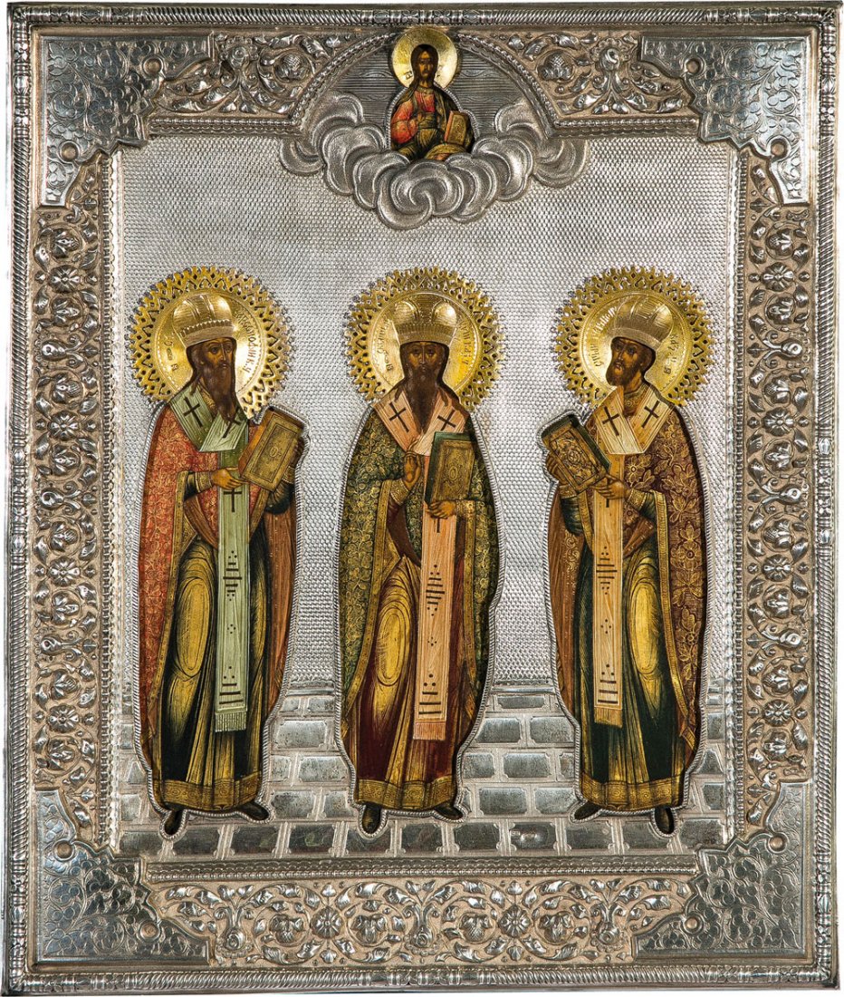 Drei Heilige Hierarchen mit Silberoklad: Drei Heilige Hierarchen mit Silberoklad Russland, wohl Moskau A. 19. Jh. (Ikone), 1896-1908 (Oklad) Holztafel mit zwei Rückseitensponki, verso Samtabdeckung. Sehr flaches Kovtscheg, Eitempera auf Kre