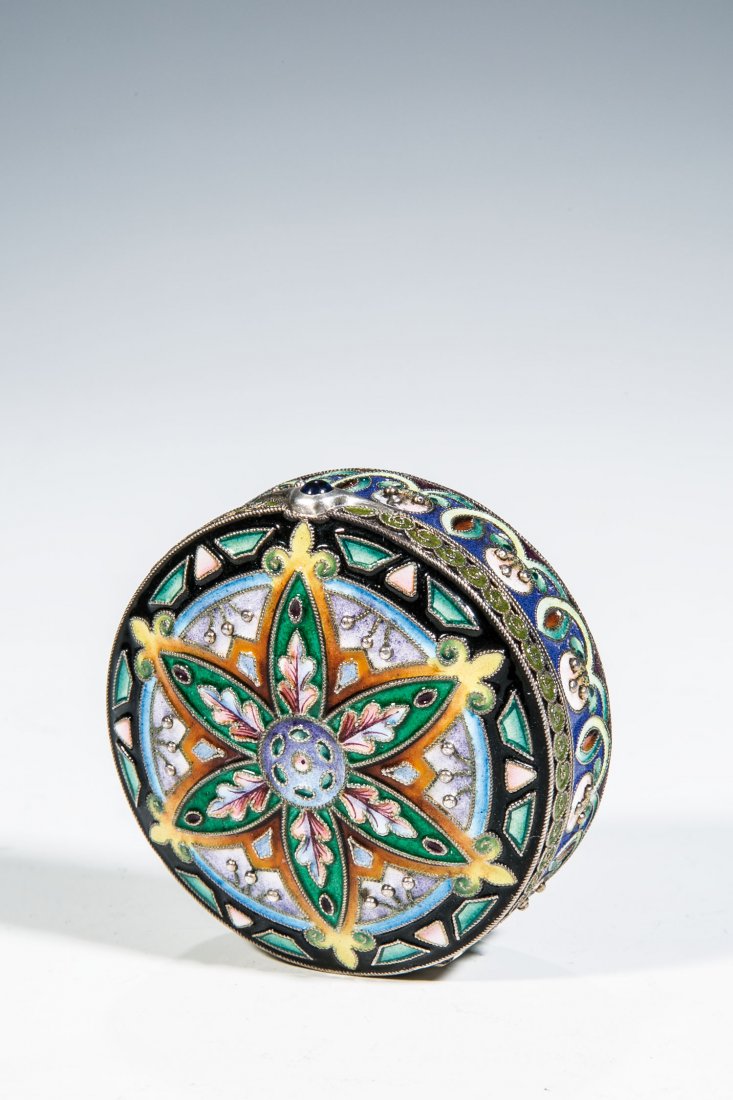 Cloisonné-Email-Pillendose: Cloisonné-Email-Pillendose Moskau, Meister des 11. Artel, 1908 - 1917 Silber, innen vergoldet. Runde Form Auf der Wandung und dem Scharnierdeckel flächenfüllender Dekor in polychromem, fein schatti