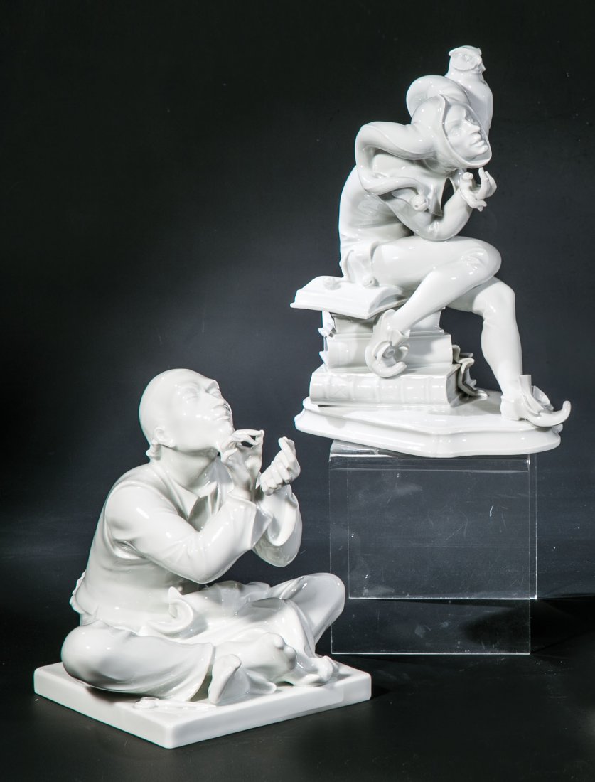 ''Schneider Wibbel'' und ''Till Eulenspiegel'': 'Schneider Wibbel'' und ''Till Eulenspiegel'' Alexander Struck (Entwurf), Meissen, 1977 Unbemalt. Eine Figur auf dem Sockel bez.: A. Struck (geritzt). Unterglasurblaue Schwertermarke mit zwei Schleifs