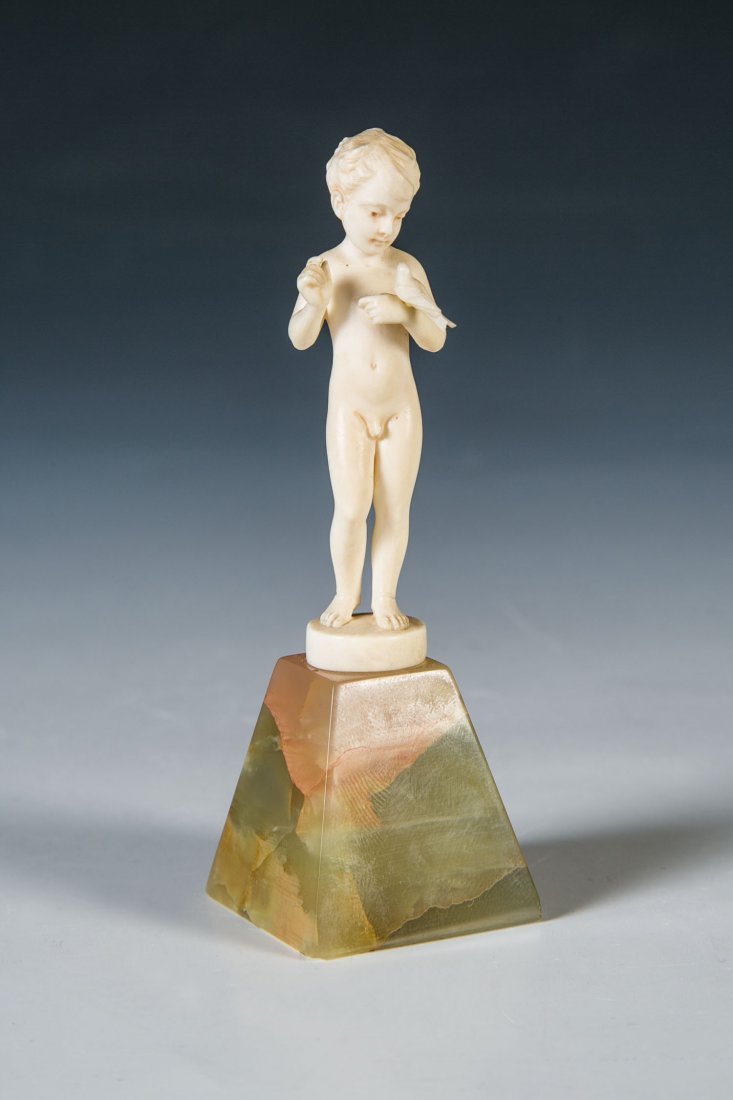 Ferdinand Preiss: Ferdinand Preiss 1882 Erbach - 1943 Berlin Knabe mit Vogel. Elfenbein, geschnitzt, auf Onyxsockel montiert. Über im Querschnitt quadratischem Onyxsockel runde Naturplinthe mit vollplastisch gearbeite