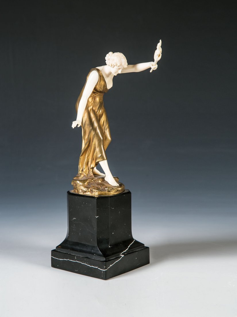 Ferdinand Preiss: Ferdinand Preiss 1882 Erbach - 1943 Berlin Griechische Schönheit mit Fackel. Bronze, golden patiniert mit Elfenbein, geschnitzt. Auf naturalistisch gestalteter Plinthe bez. ''F. Preiss''. Auf schwarz