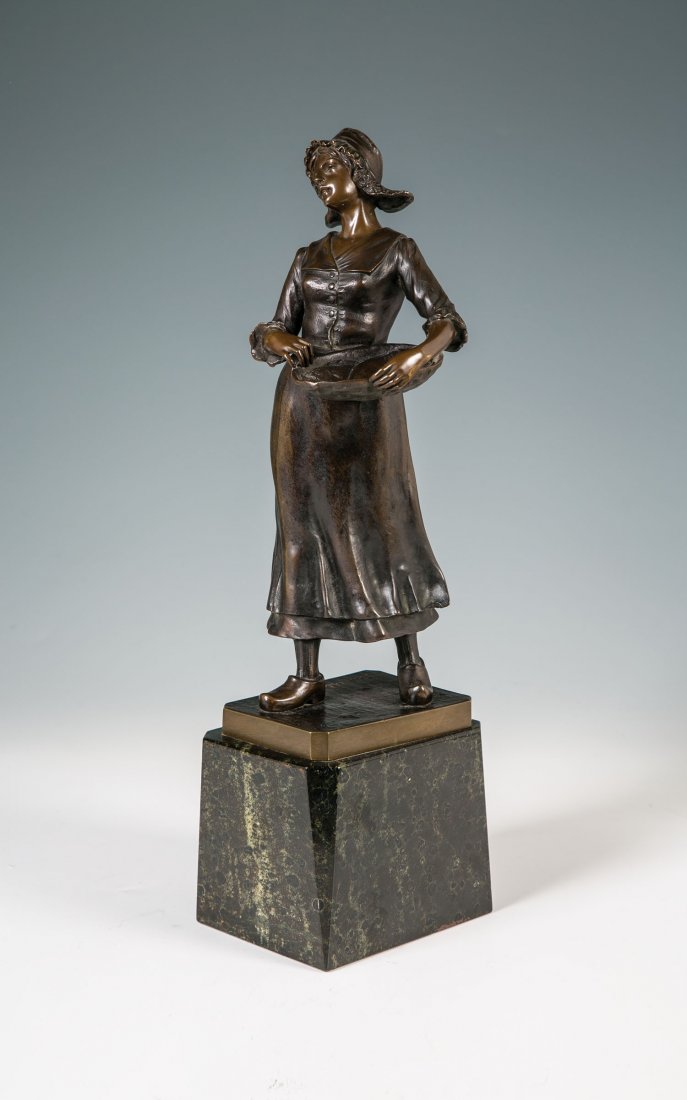 Schwalenberg: Schwalenberg Ende 19. Jh./Anfang 20. Jh. Bäuerin mit Fischschale. Bronze, gold-braun patiniert. Auf Plinthe bez. ''Schwalenberg'', auf rechteckigen Granitsockel montiert. H. 31 cm (ohne Sockel) Count