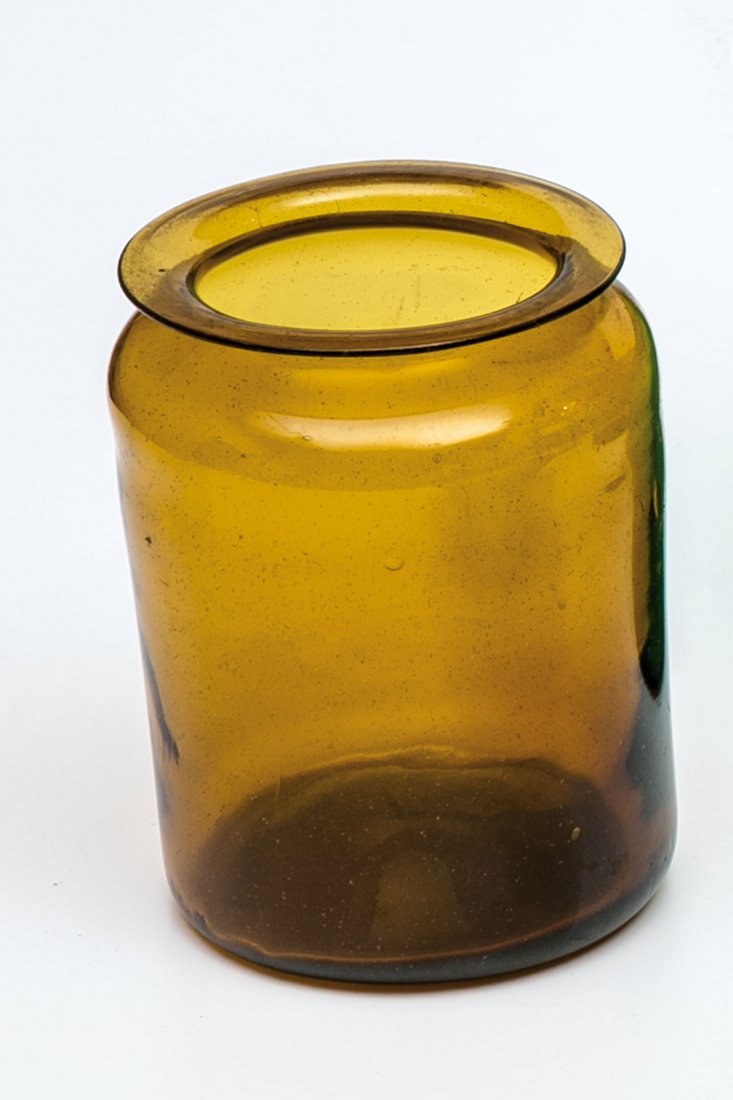 Bindeglas: Bindeglas Norddeutsch, wohl Mecklenburg, E. 18. / 19. Jh. Braunes Glas mit leicht hochgestochenem Boden und Abriss. Unterhalb des Ausgusses stark eingeschnürt. H. 16 cm Bindeglas Norddeutsch, wohl Me